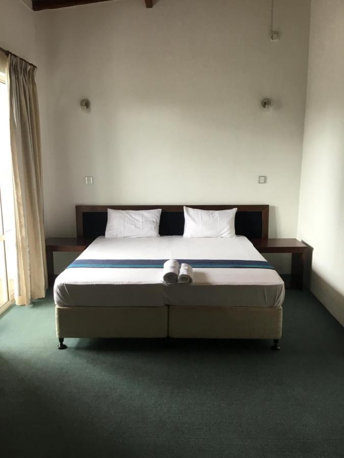 West Inn Коломбо Екстериор снимка