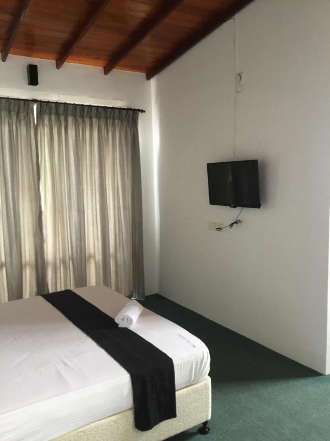 West Inn Коломбо Екстериор снимка