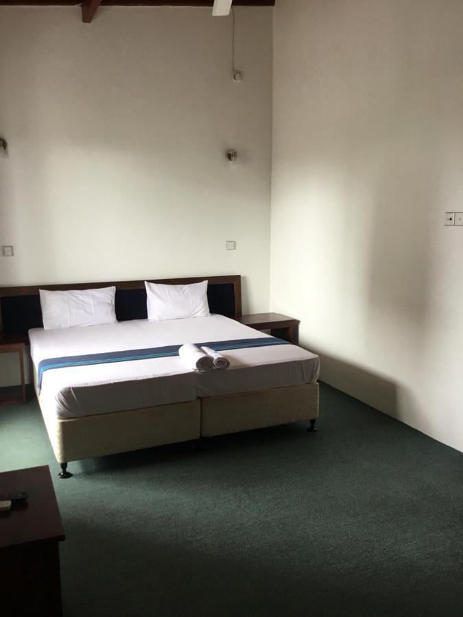 West Inn Коломбо Екстериор снимка