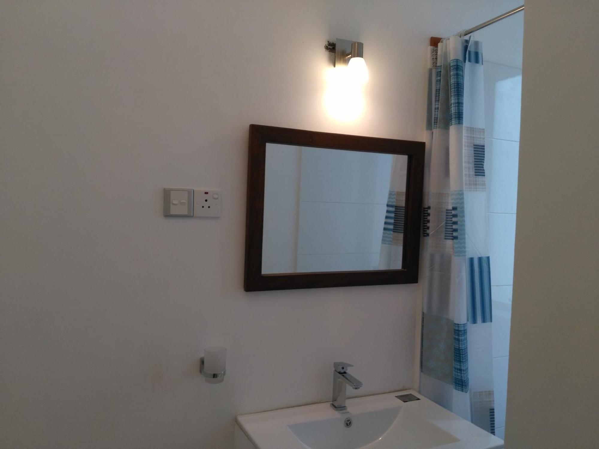 West Inn Коломбо Екстериор снимка