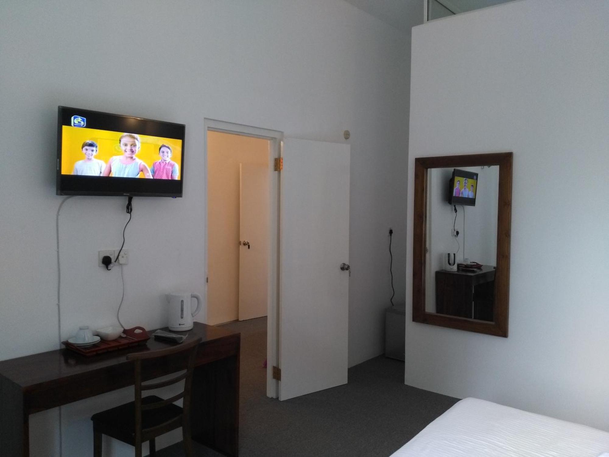 West Inn Коломбо Екстериор снимка