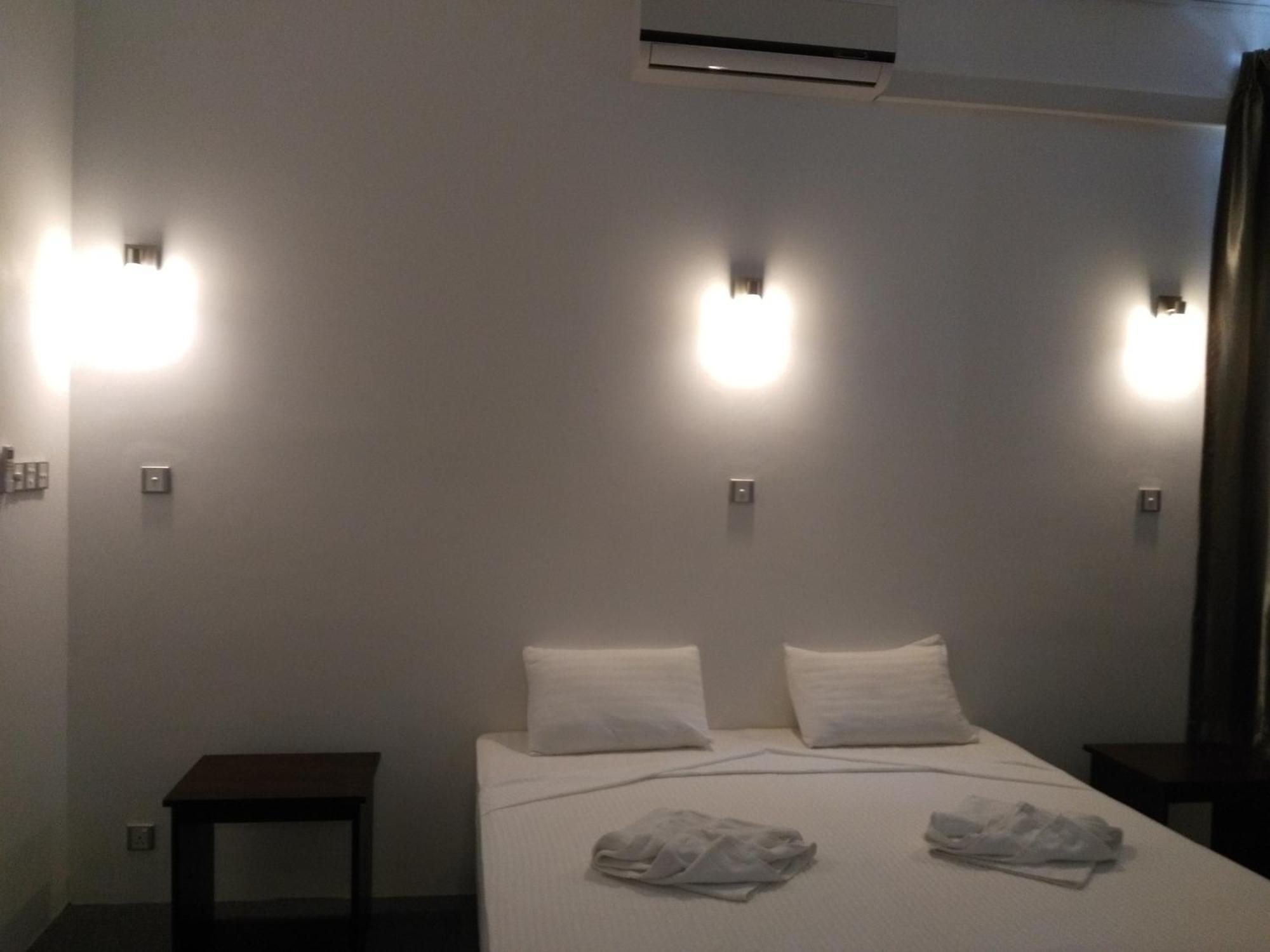 West Inn Коломбо Екстериор снимка