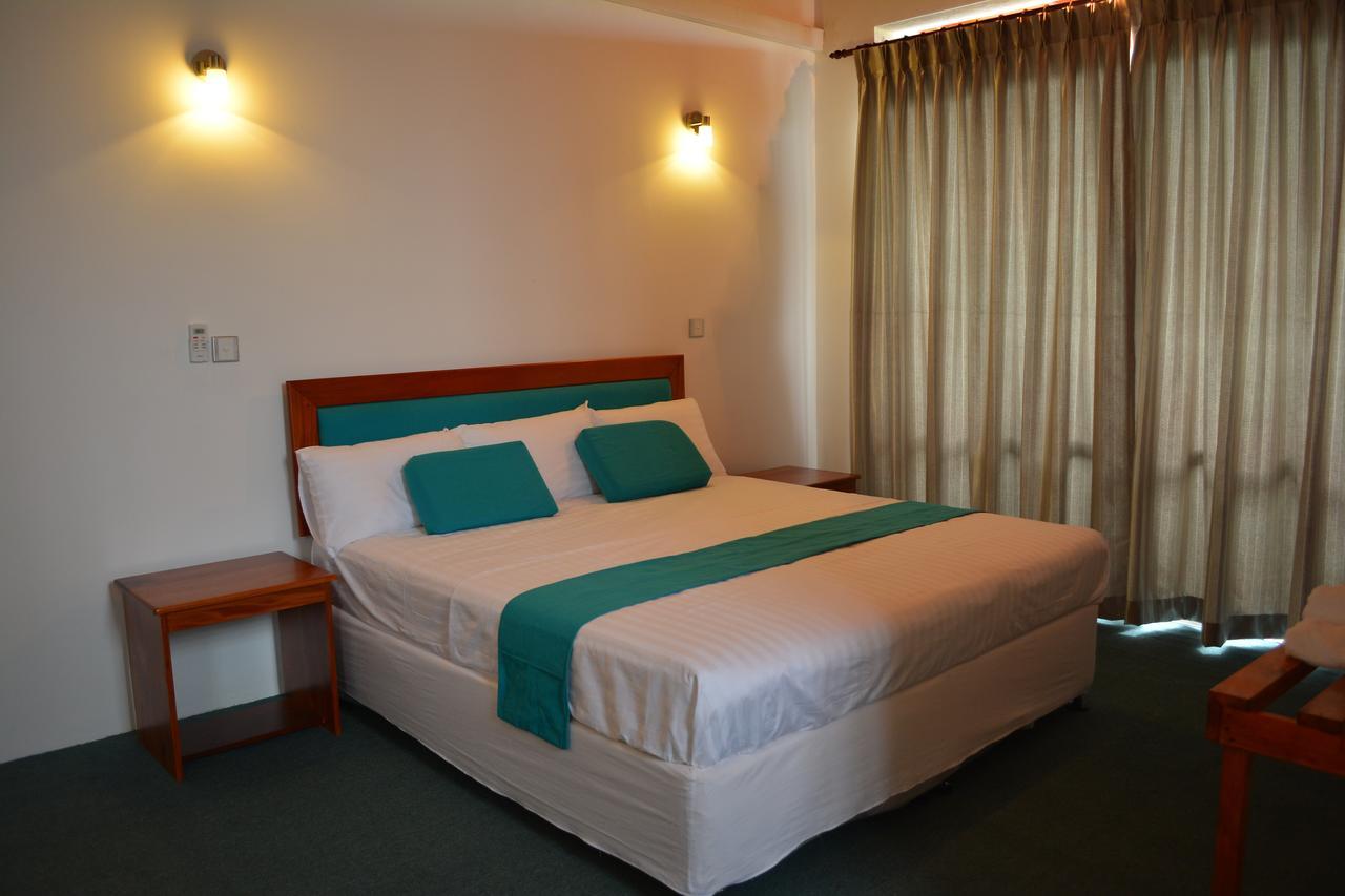 West Inn Коломбо Екстериор снимка