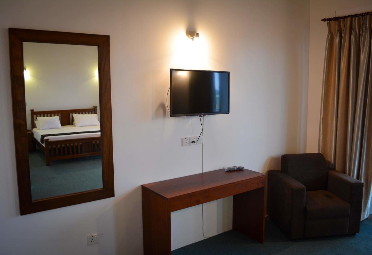 West Inn Коломбо Екстериор снимка