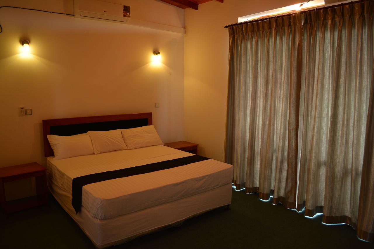 West Inn Коломбо Екстериор снимка