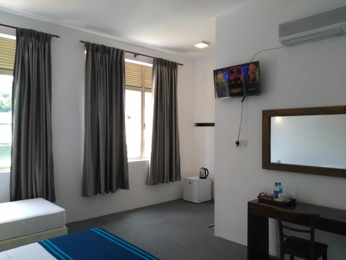 West Inn Коломбо Екстериор снимка