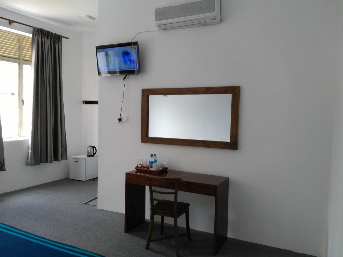 West Inn Коломбо Екстериор снимка