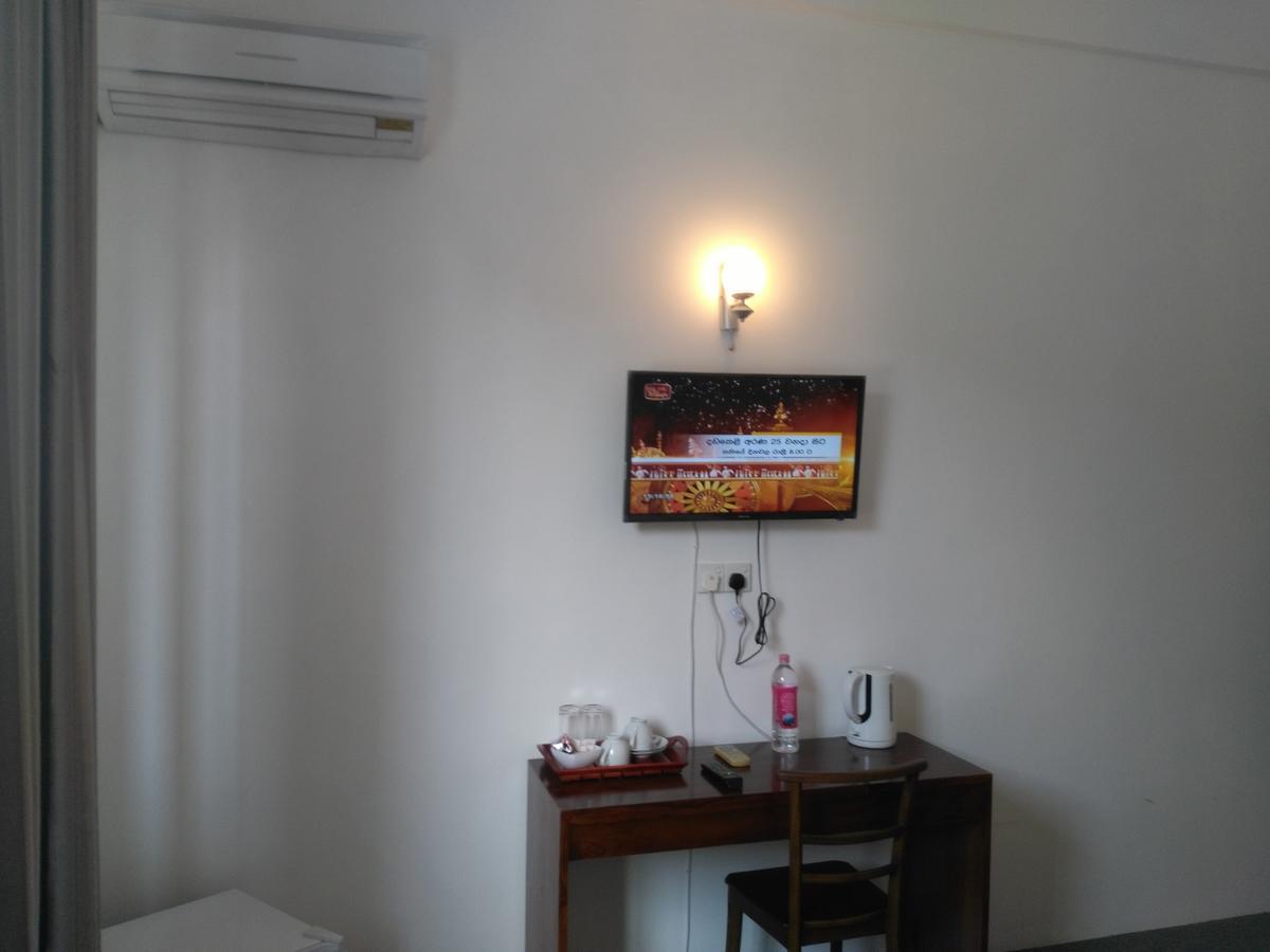 West Inn Коломбо Екстериор снимка