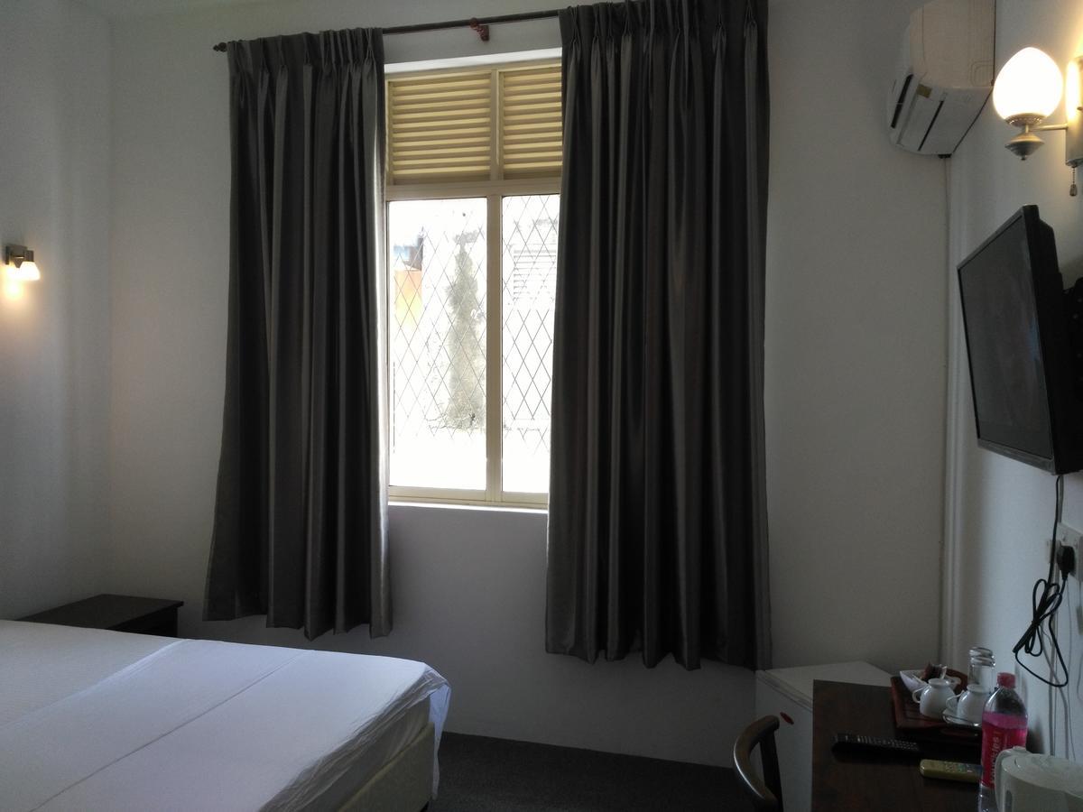 West Inn Коломбо Екстериор снимка