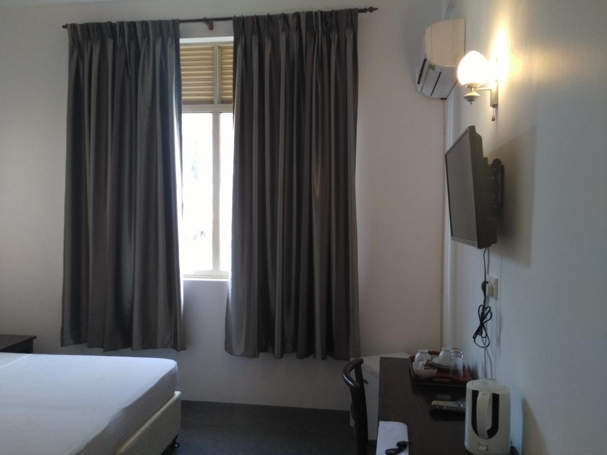 West Inn Коломбо Екстериор снимка