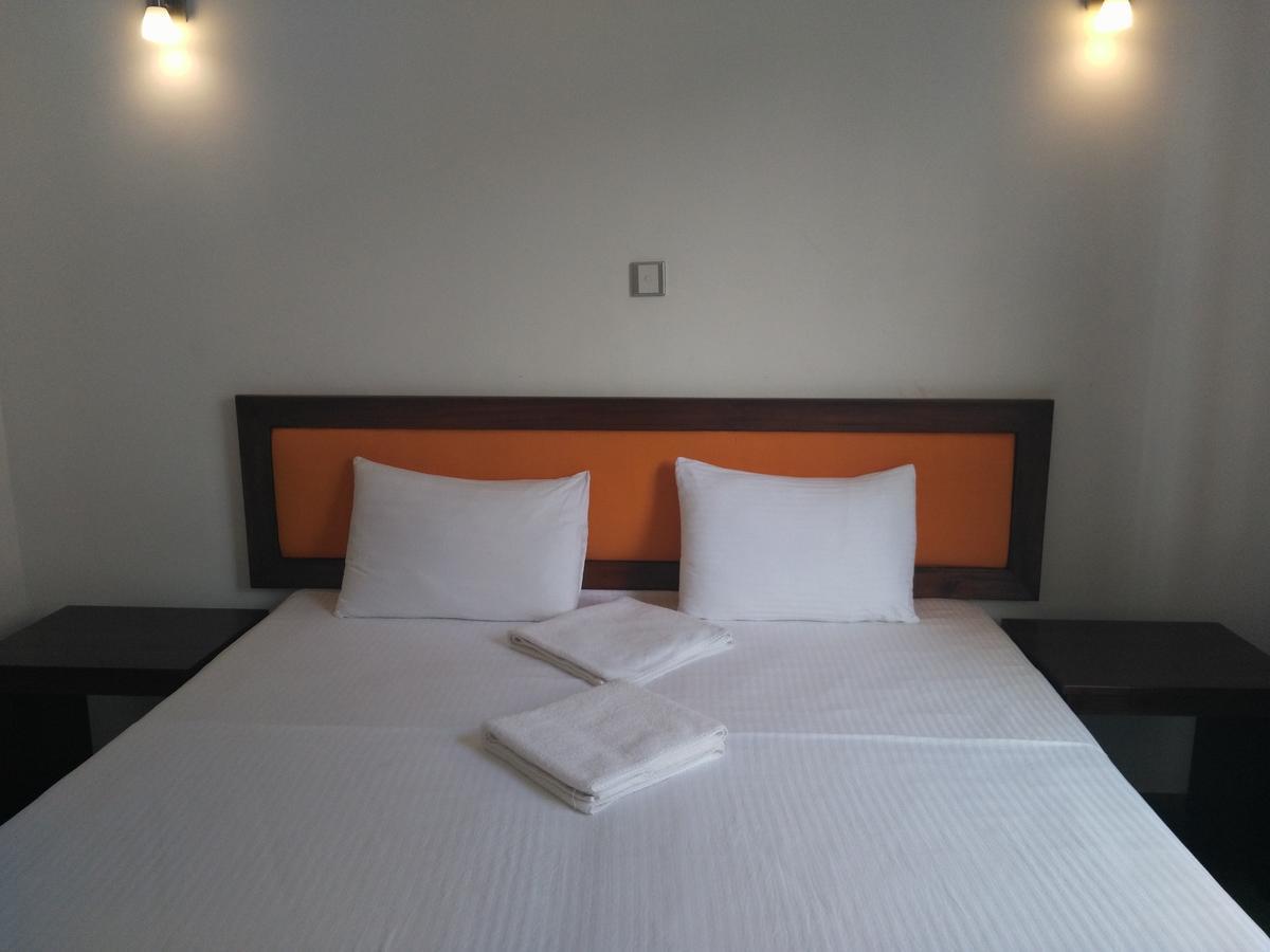 West Inn Коломбо Екстериор снимка